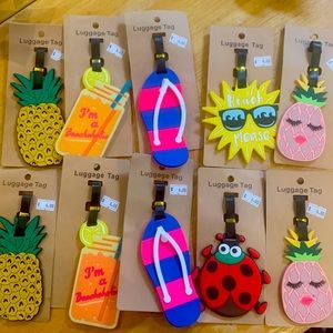 10 fun luggage tags!
